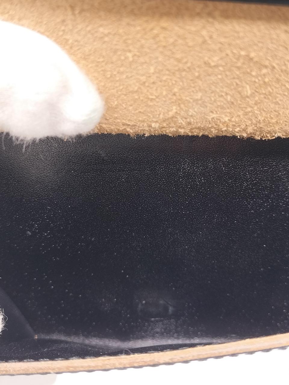 小銭入れの中、白い汚れがあります