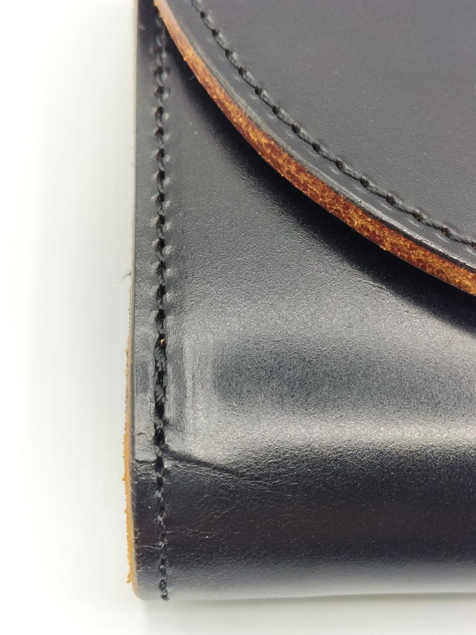 左下に目立つキズがあります