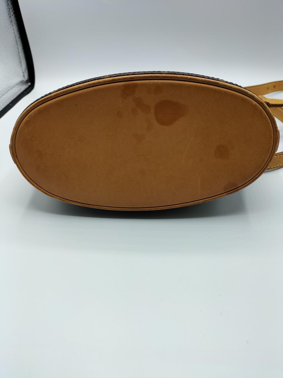 底面にシミあり