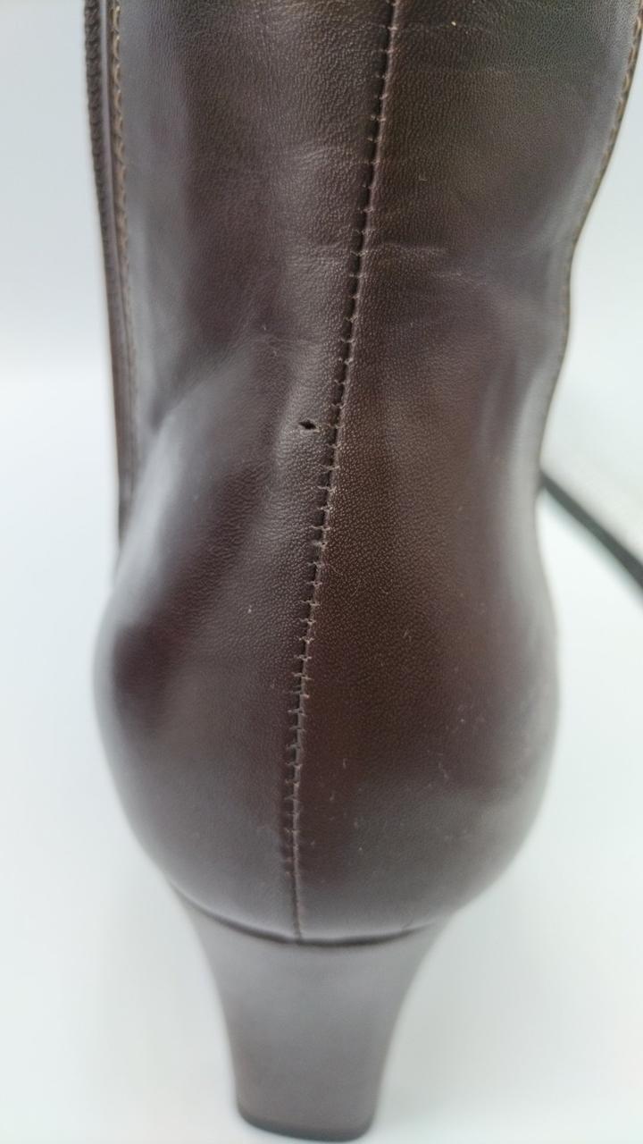 右足踵部分に小さい穴あります