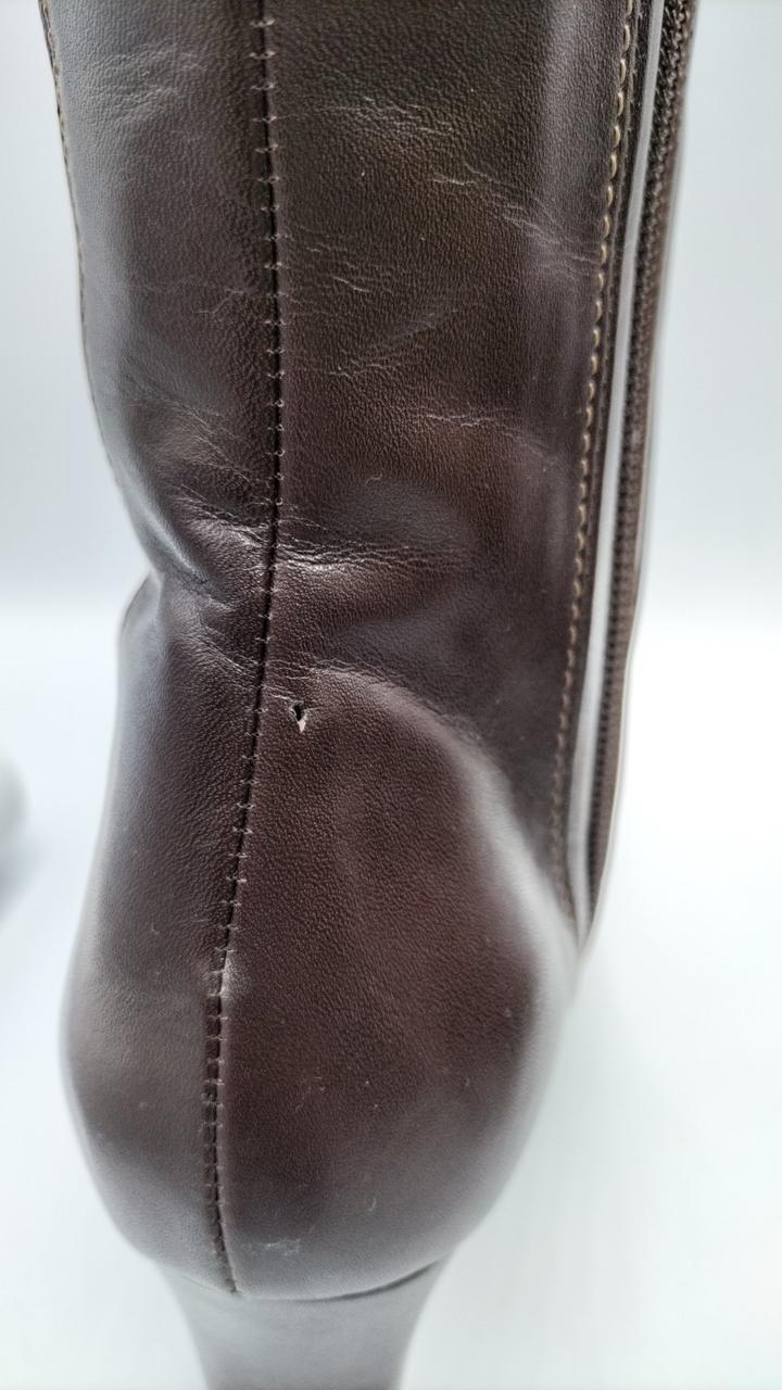 左足踵部分にも同じような穴あります