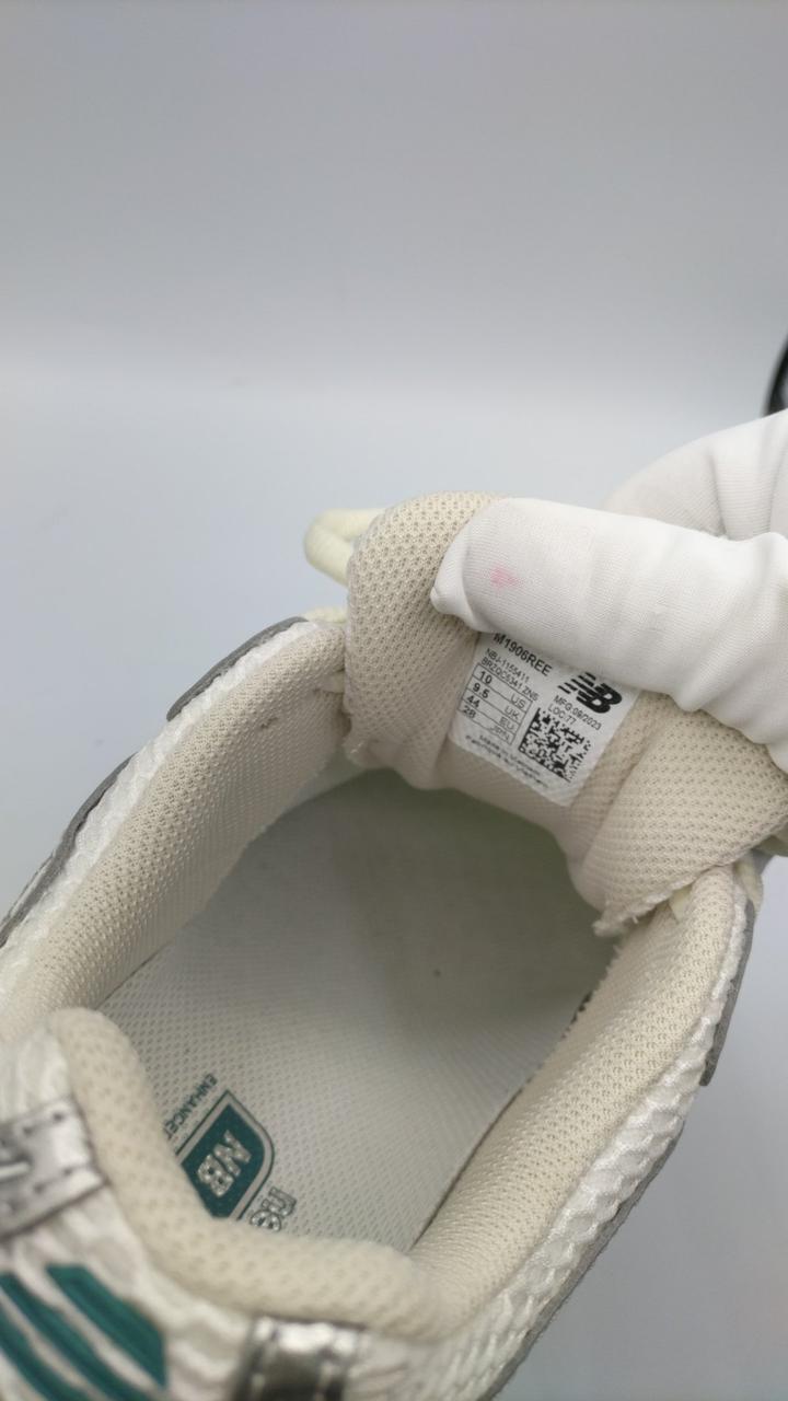 左の内側です。