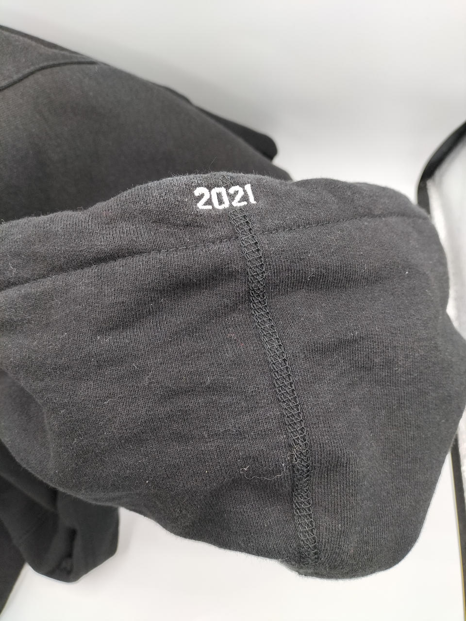 フード部分の刺繍