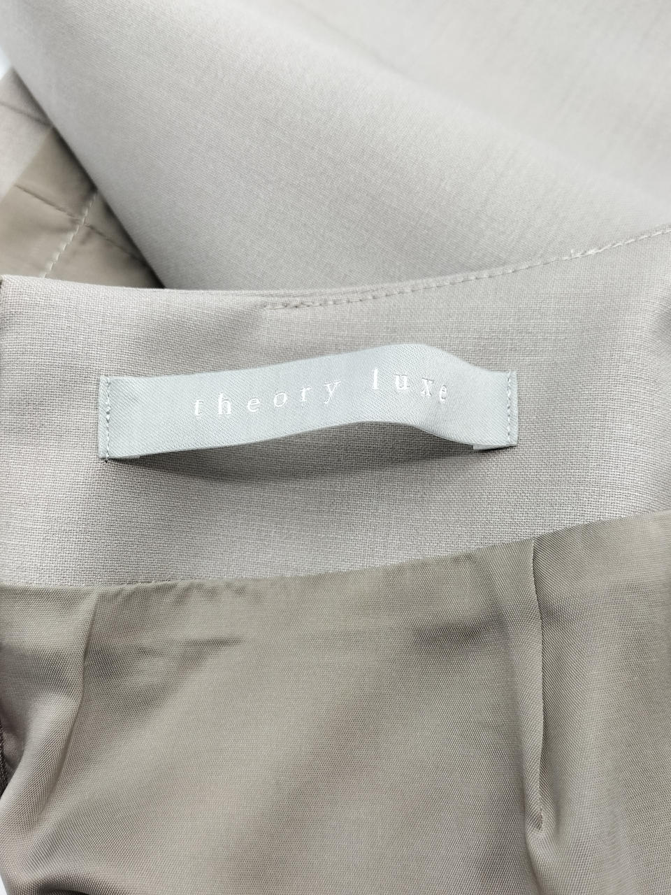 スカートのタグは刻印あり