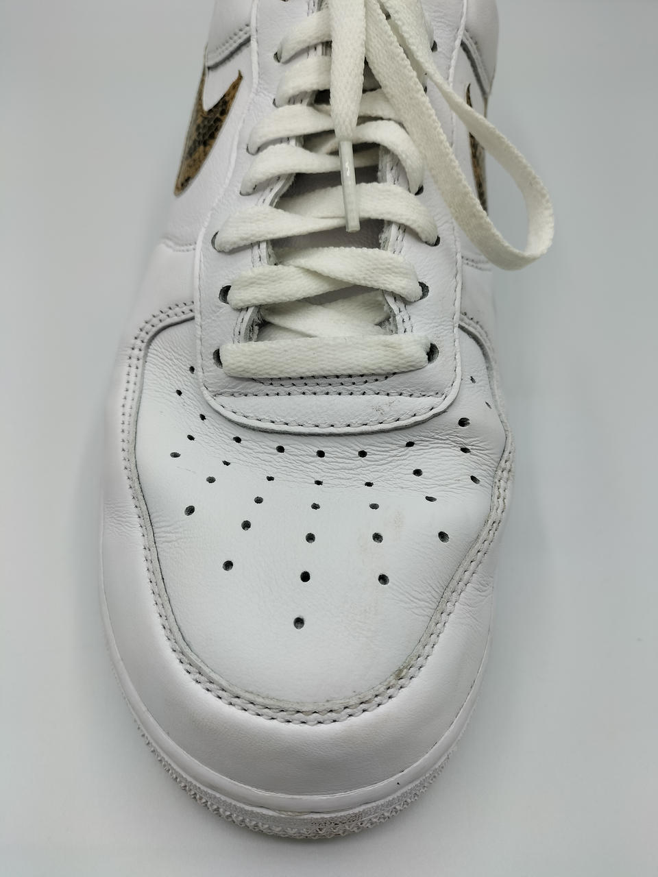 右足　つま先やや潰れ跡あり