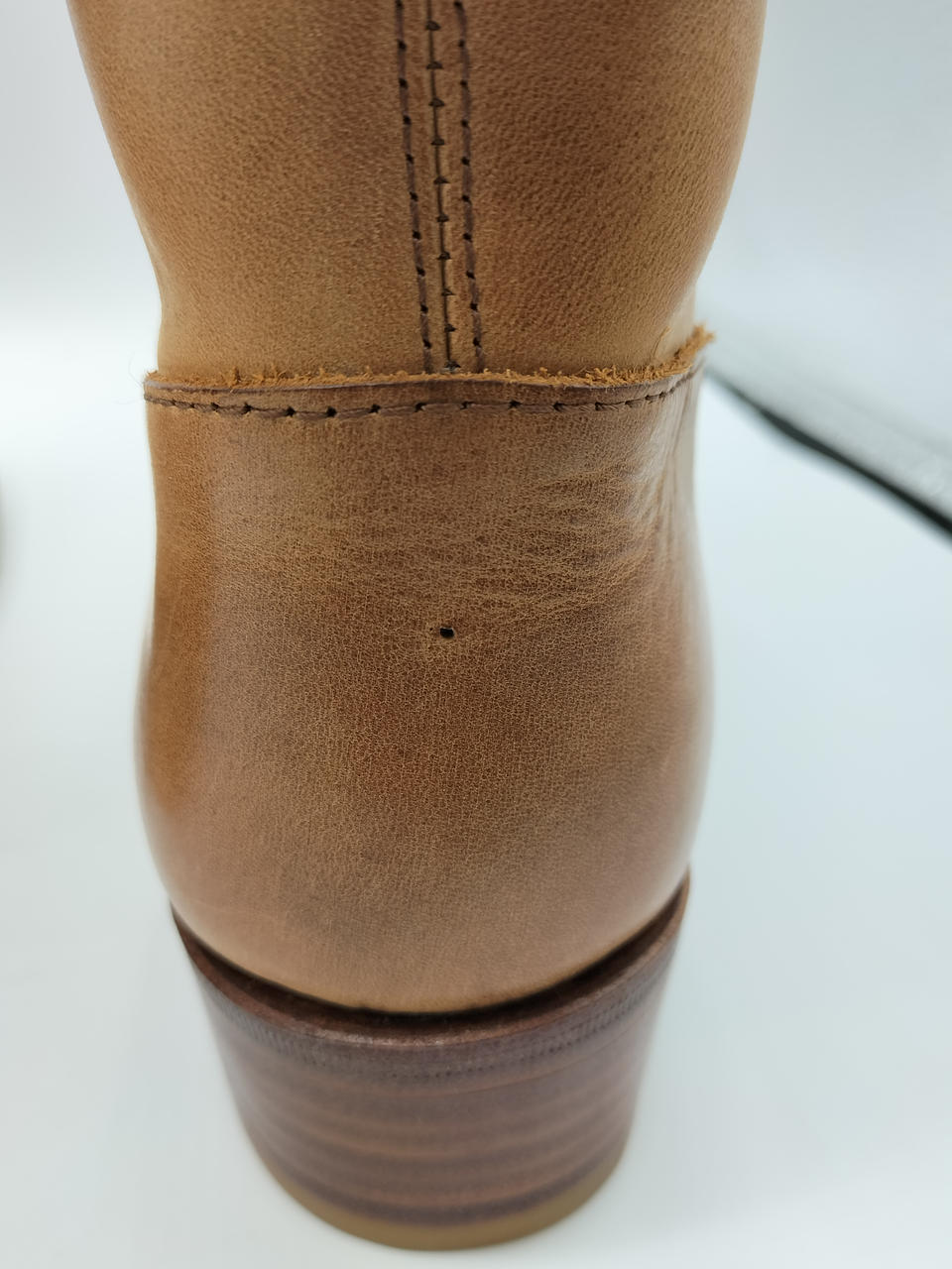 左足踵部分に小さい穴あります