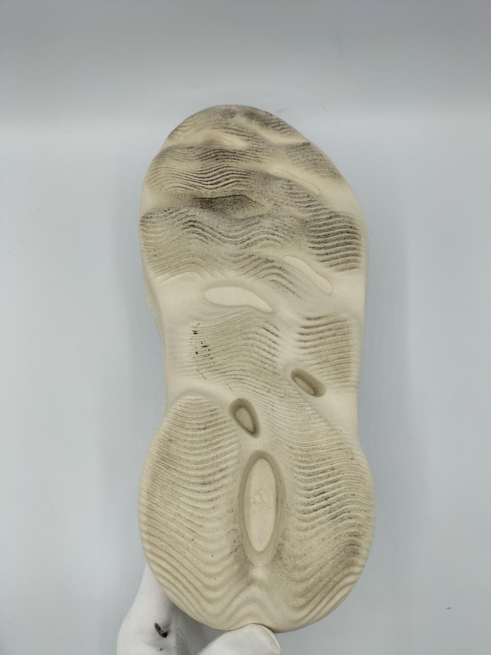 左足　汚れあり