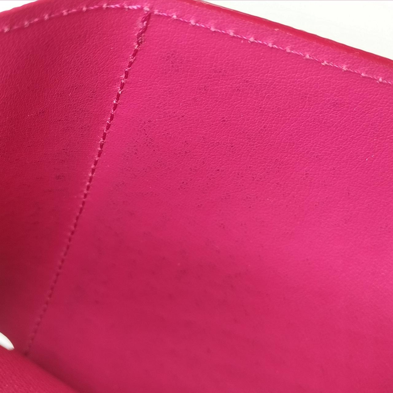 お札入れの部分に汚れあります。