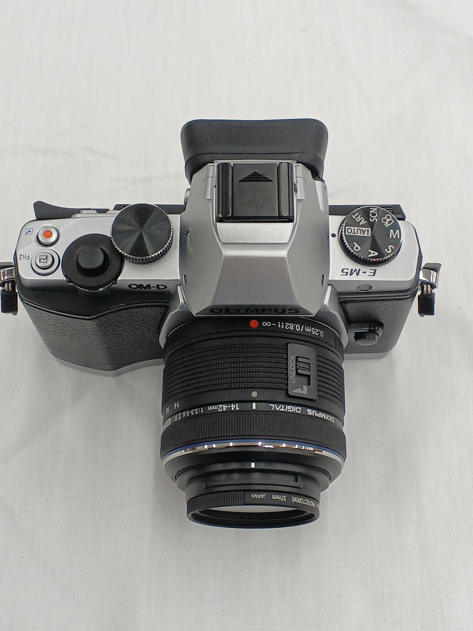 OLYMPUS - olympas em-5 ミラーレス一眼 レンズキット フラッシュ付き OM-D E-M5 | デジタル一眼カメラ OM-D | オリンパス：カメラ