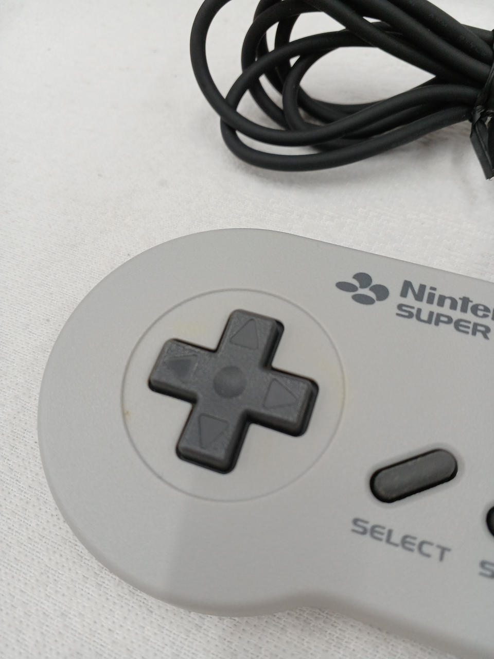 十字キーの周りに少し黄ばみあります。