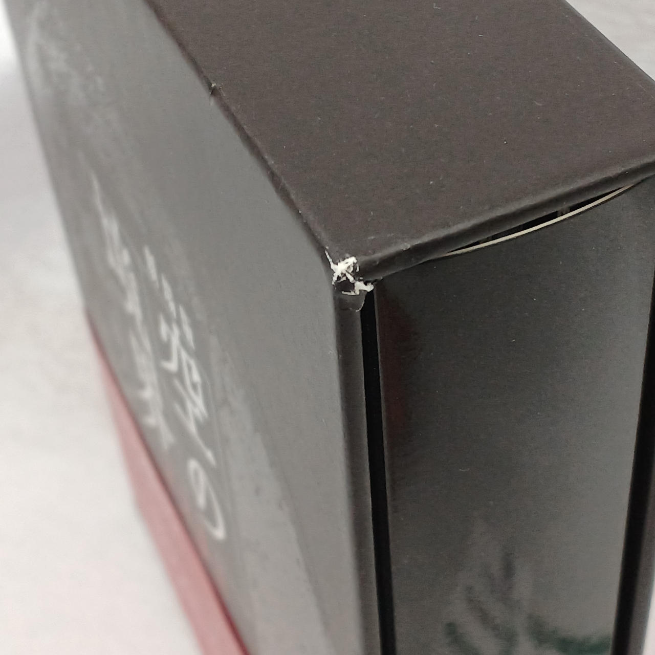 箱にキズあります。