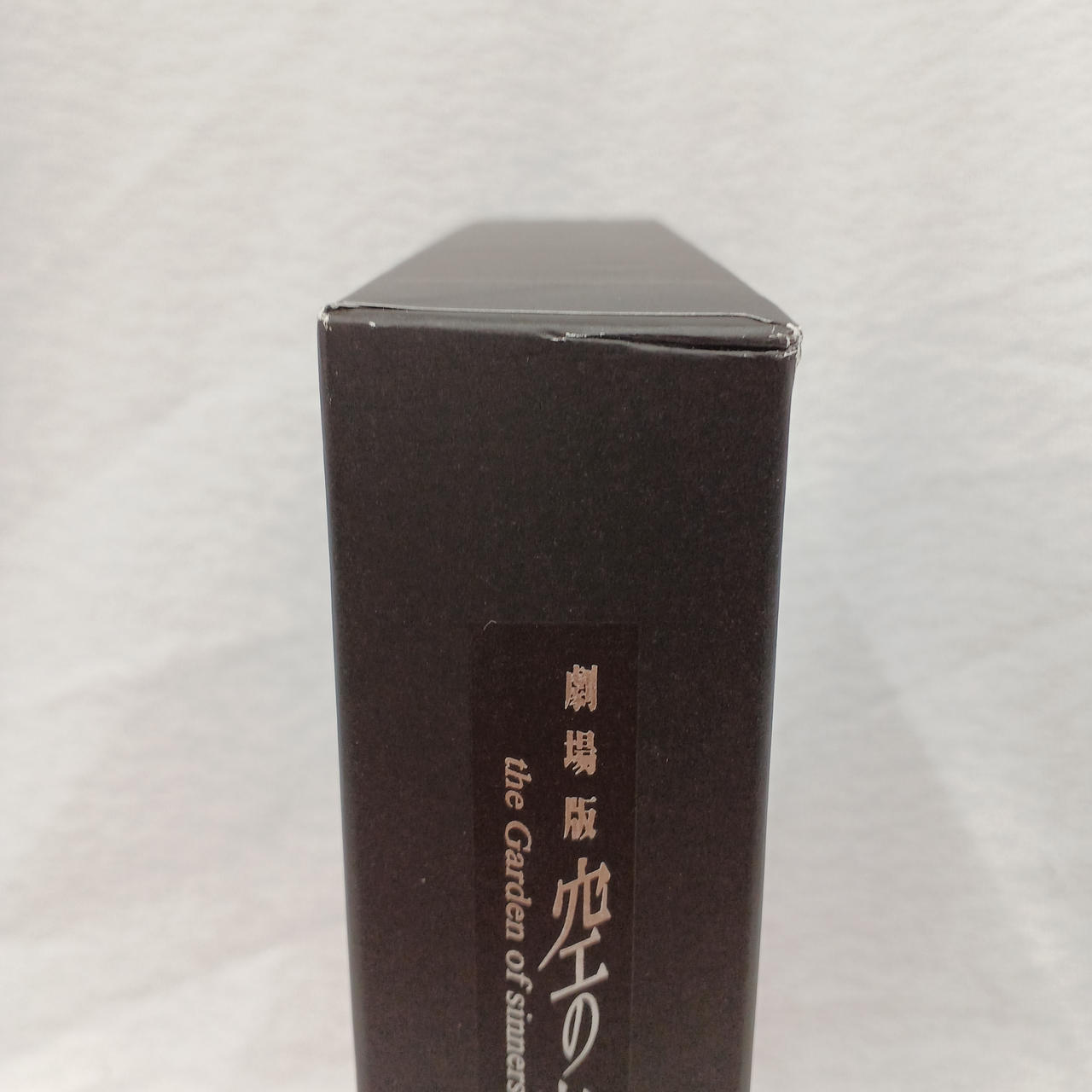 箱に横線のキズがあります。