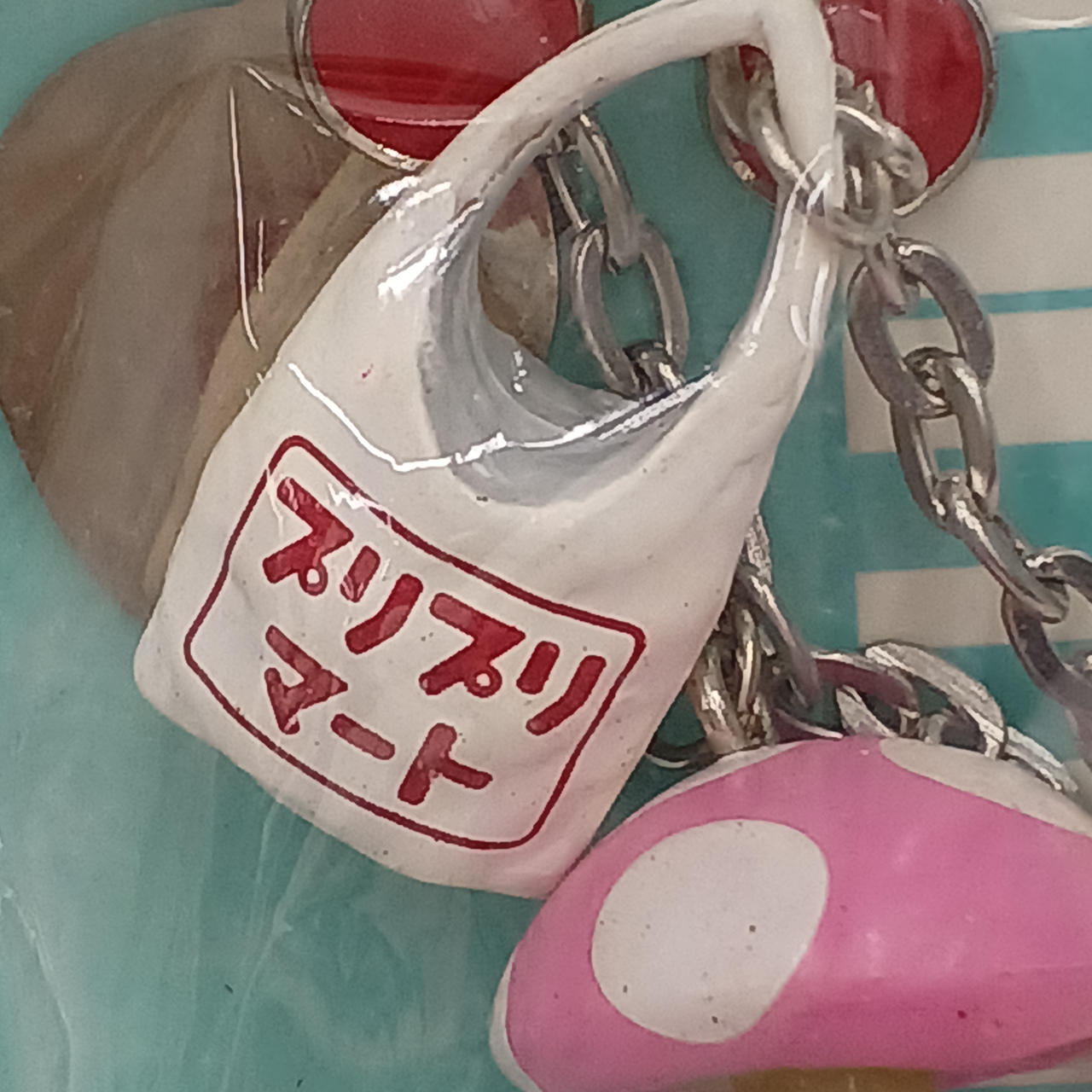 ストラップにキズ、汚れあります。