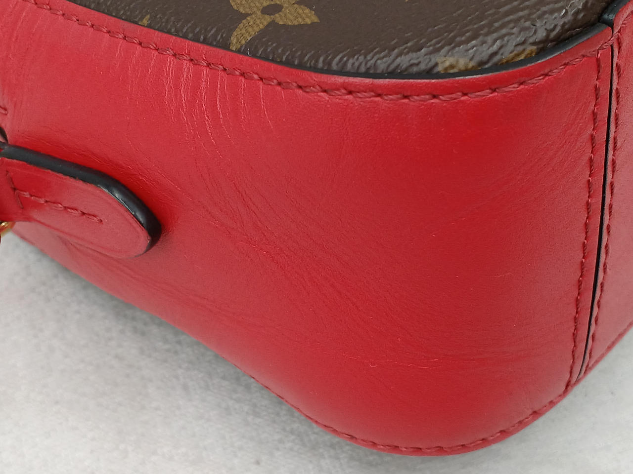 革部分シワあります。