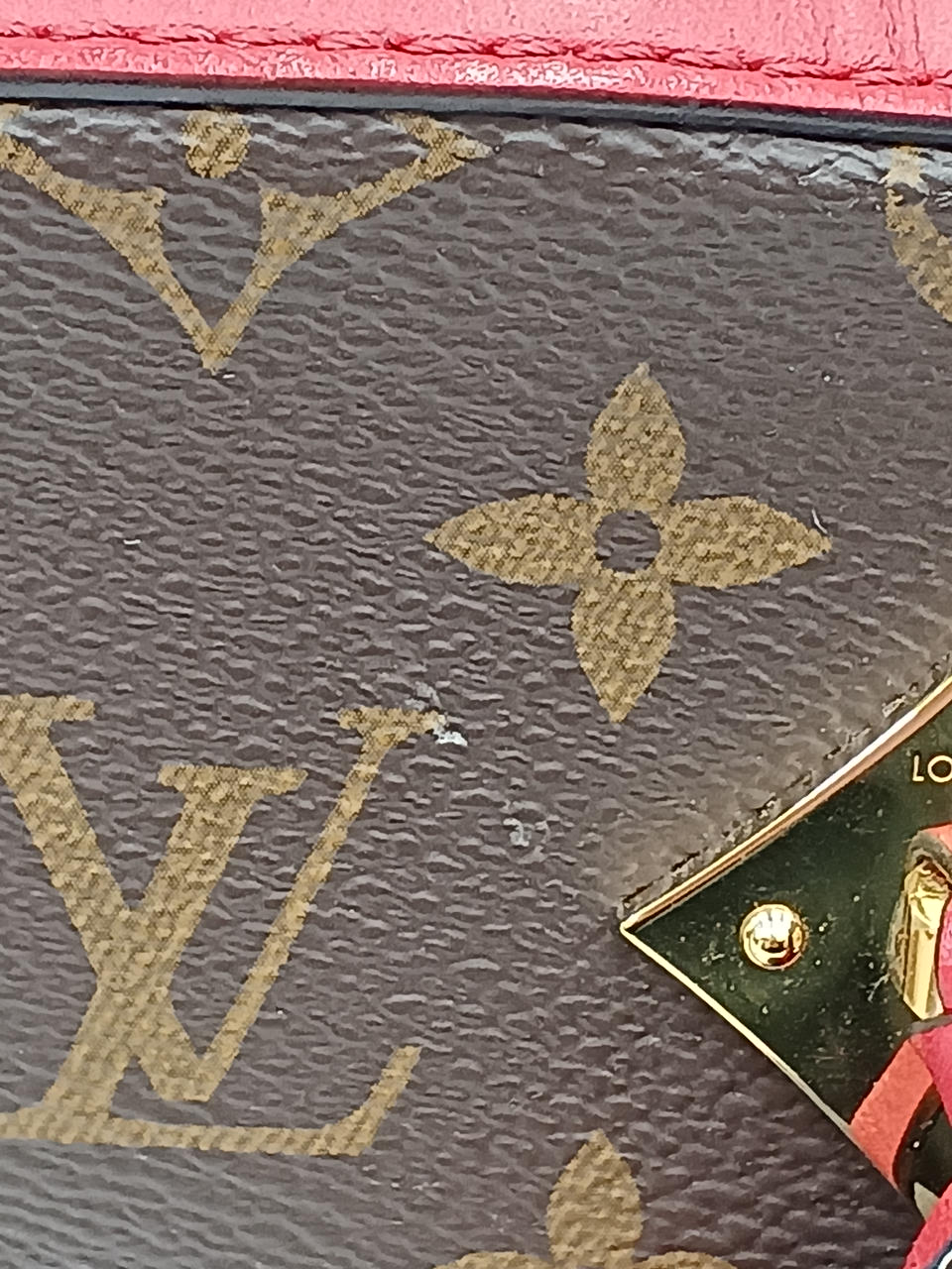 小さい汚れあります。