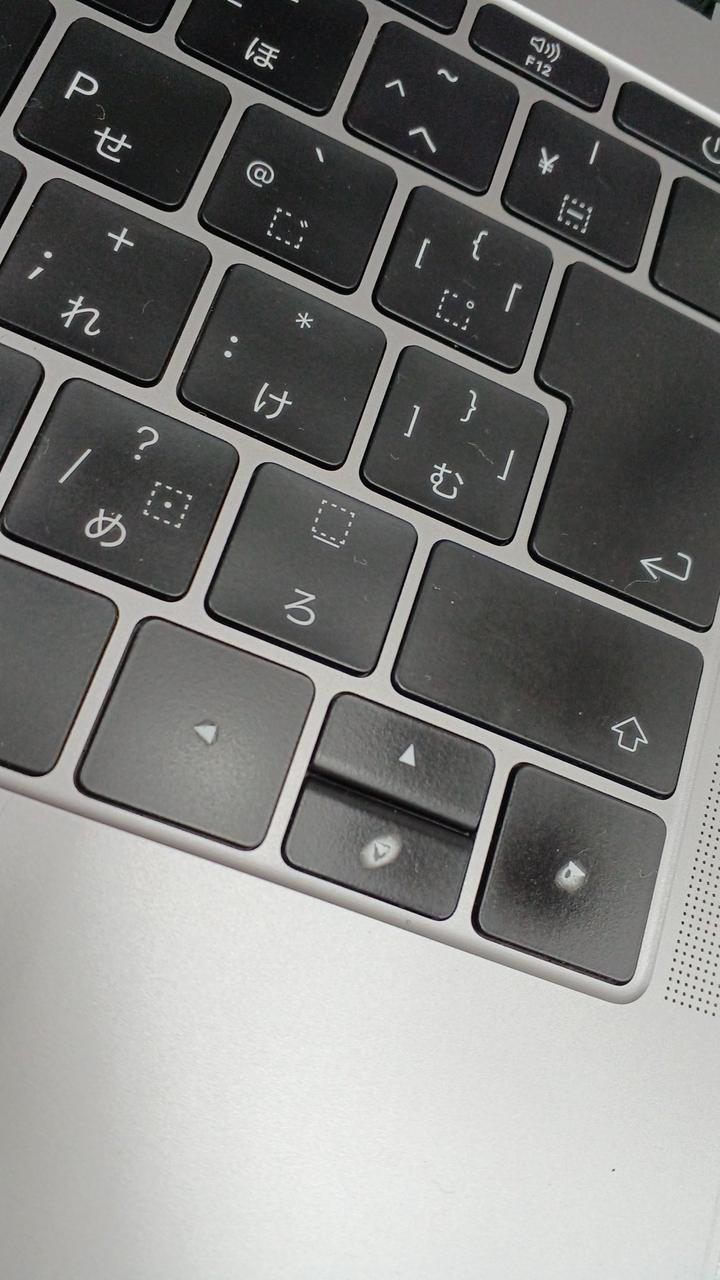 下キーと右キーにキズ