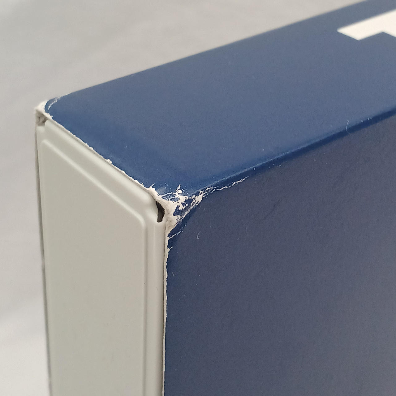 箱に傷あります。