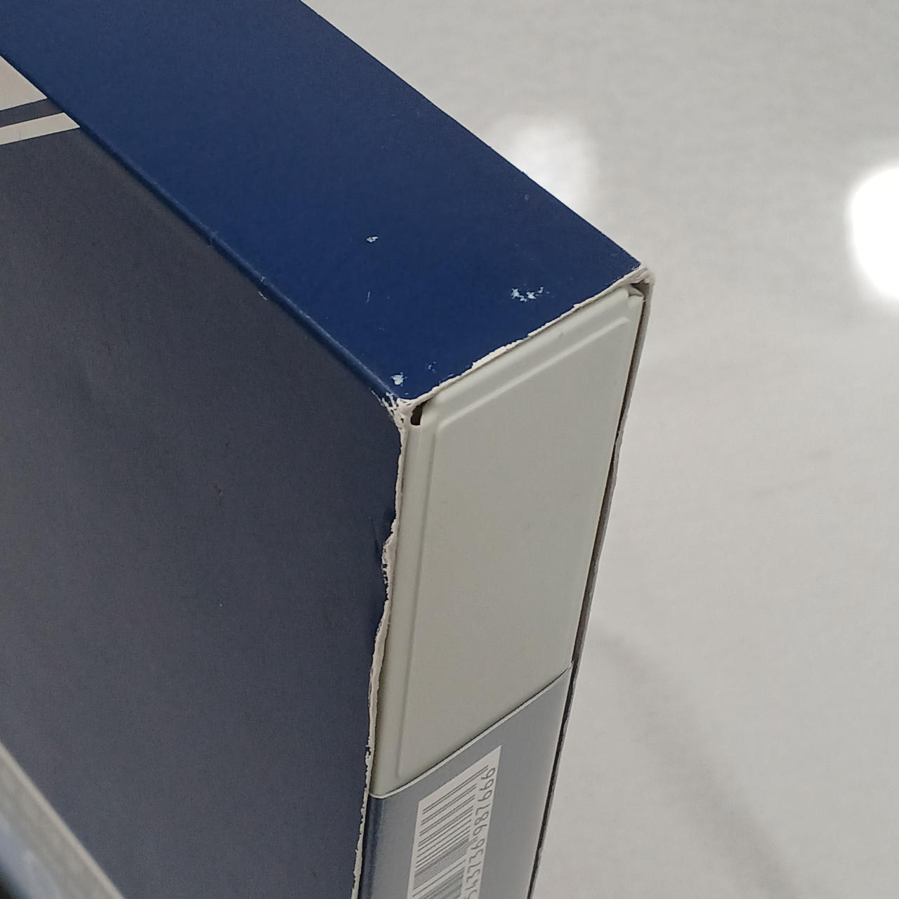 箱に傷あります。