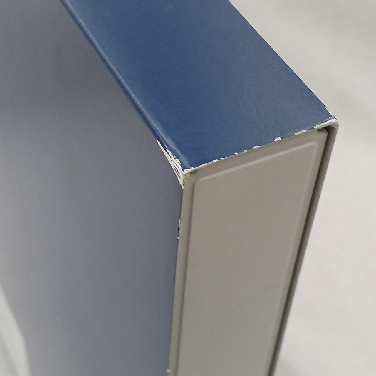 箱にキズがあります。