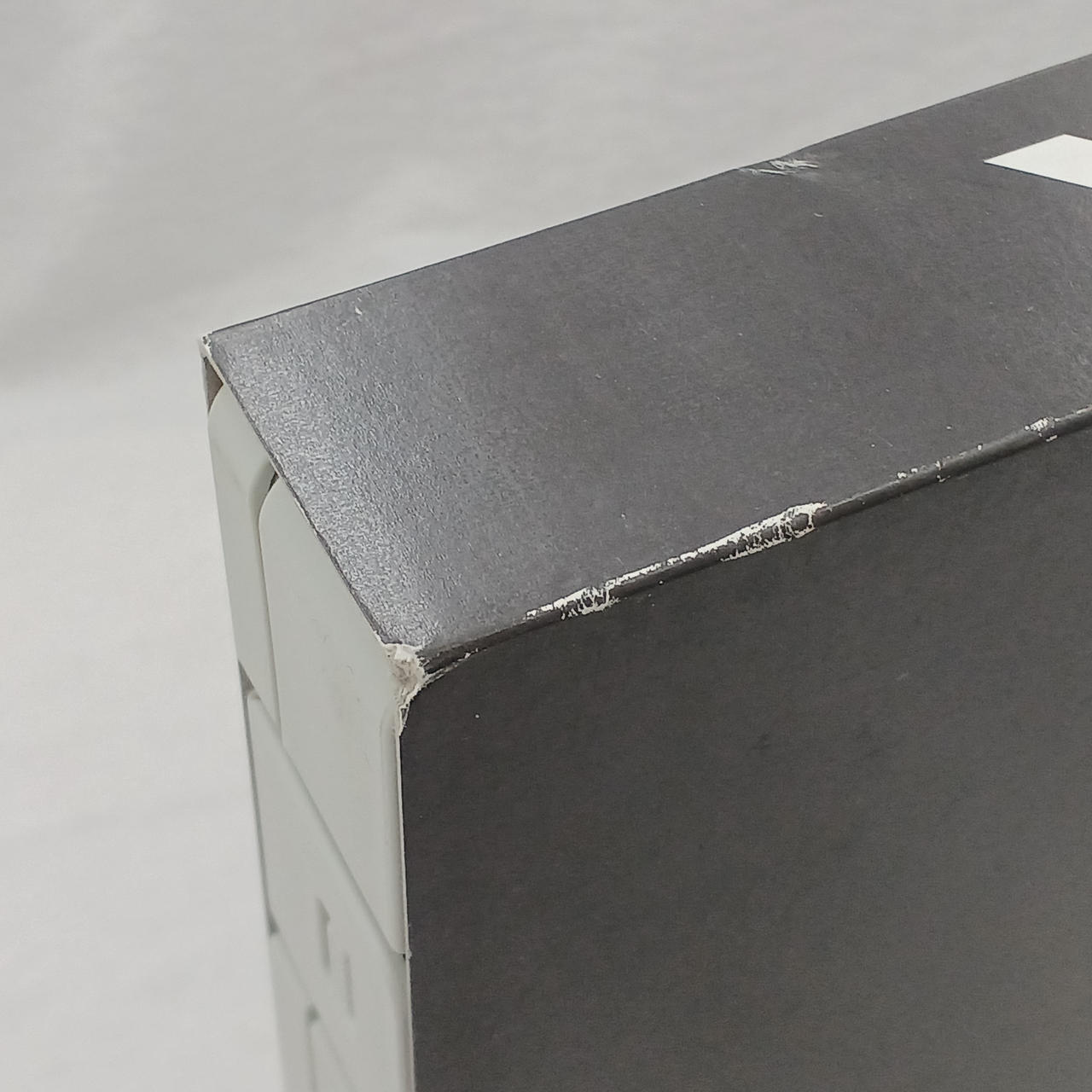 箱にキズがあります。