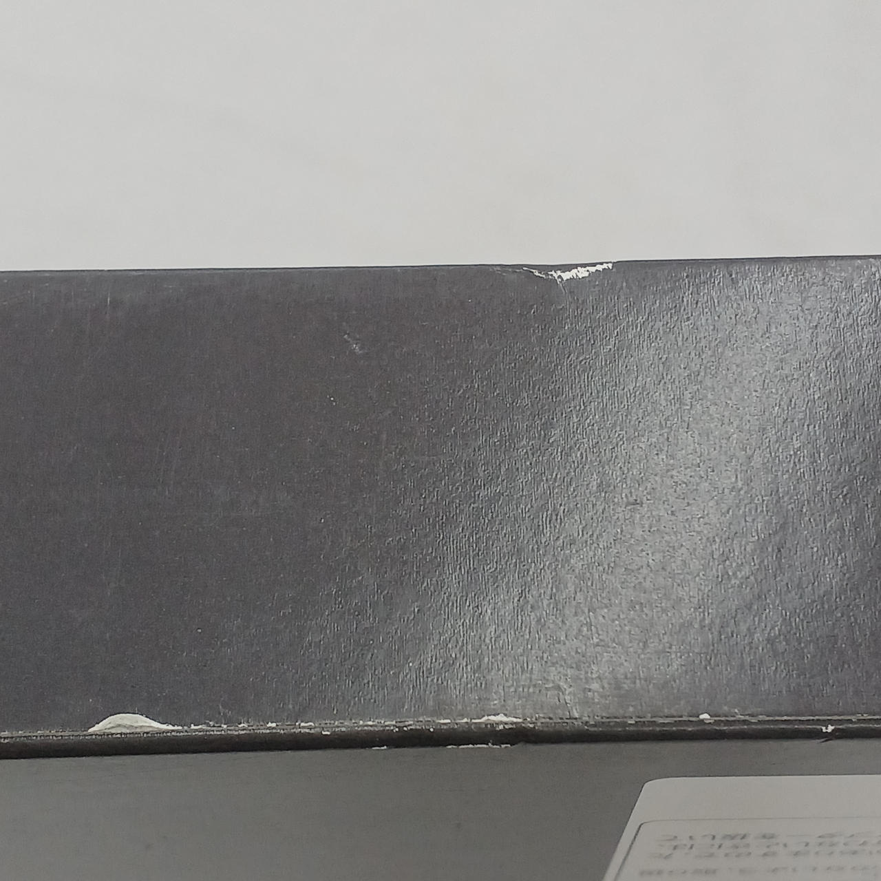 箱にキズがあります。