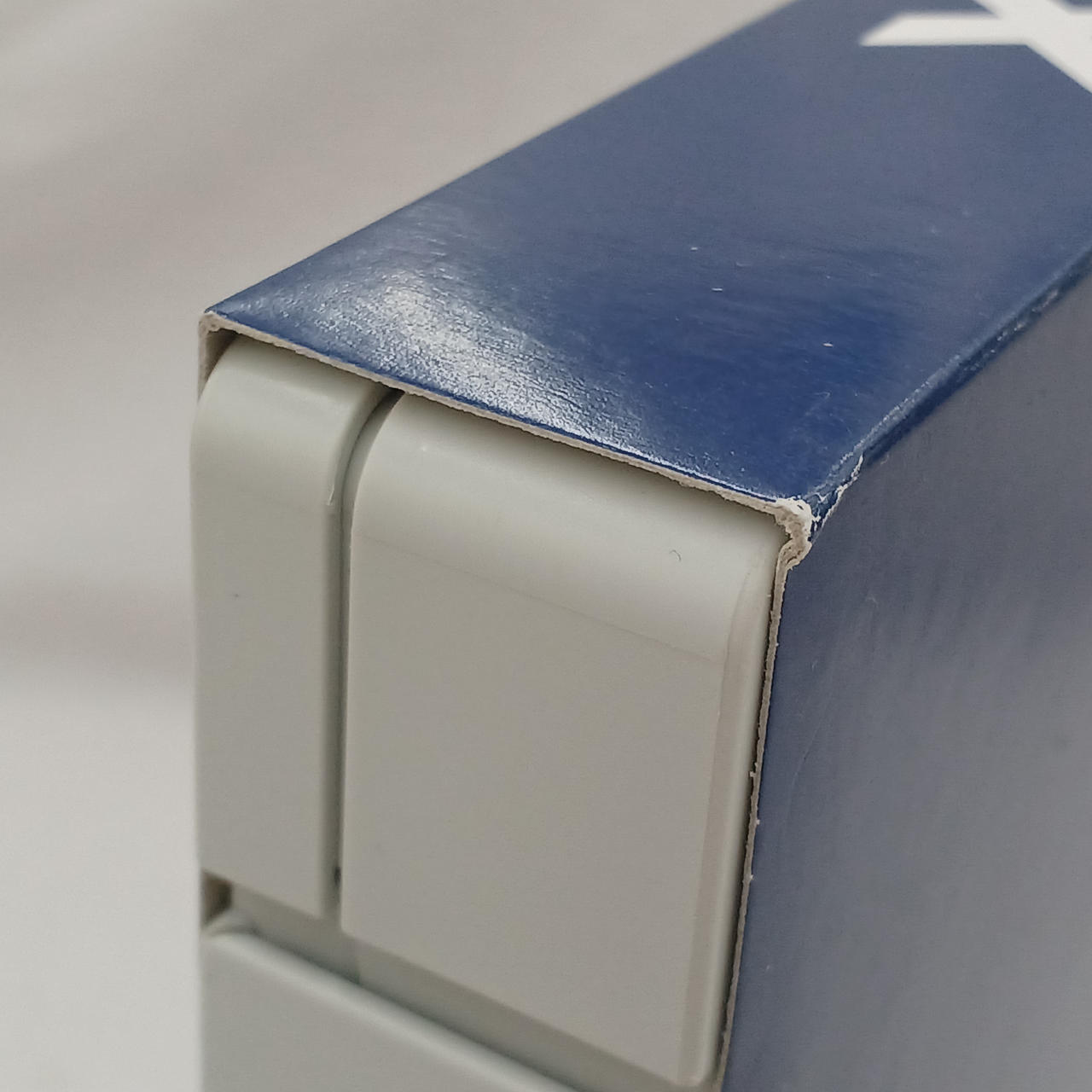 箱にキズがあります。