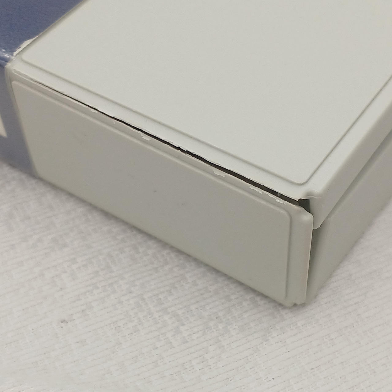 ケースにヒビ、割れあります。