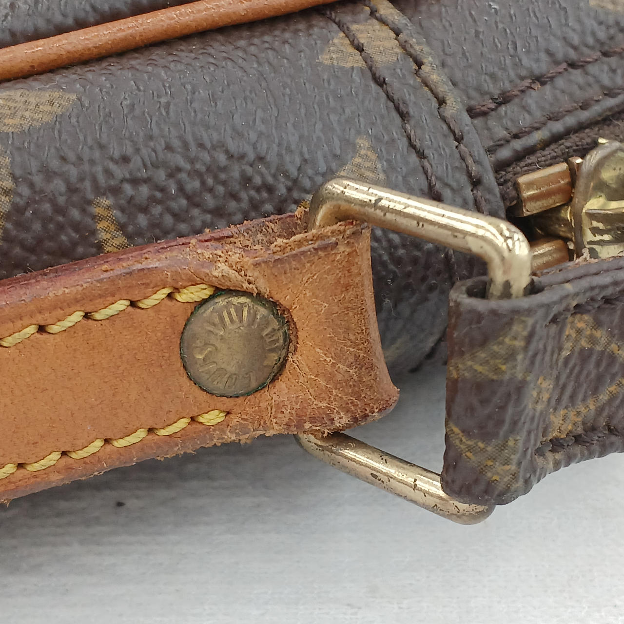 破れ、スレ、サビあります。