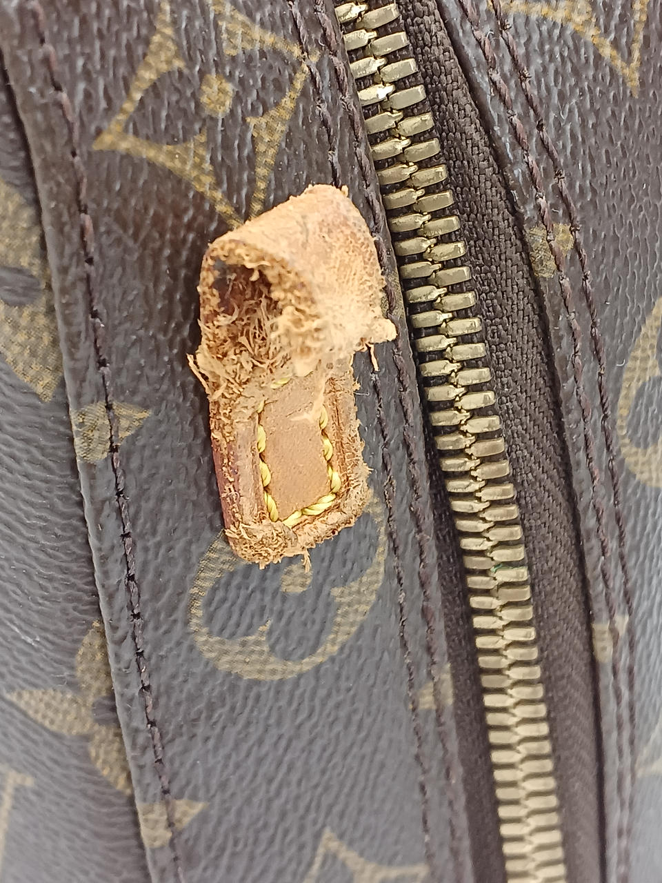 ストラップ付け根破損してます。