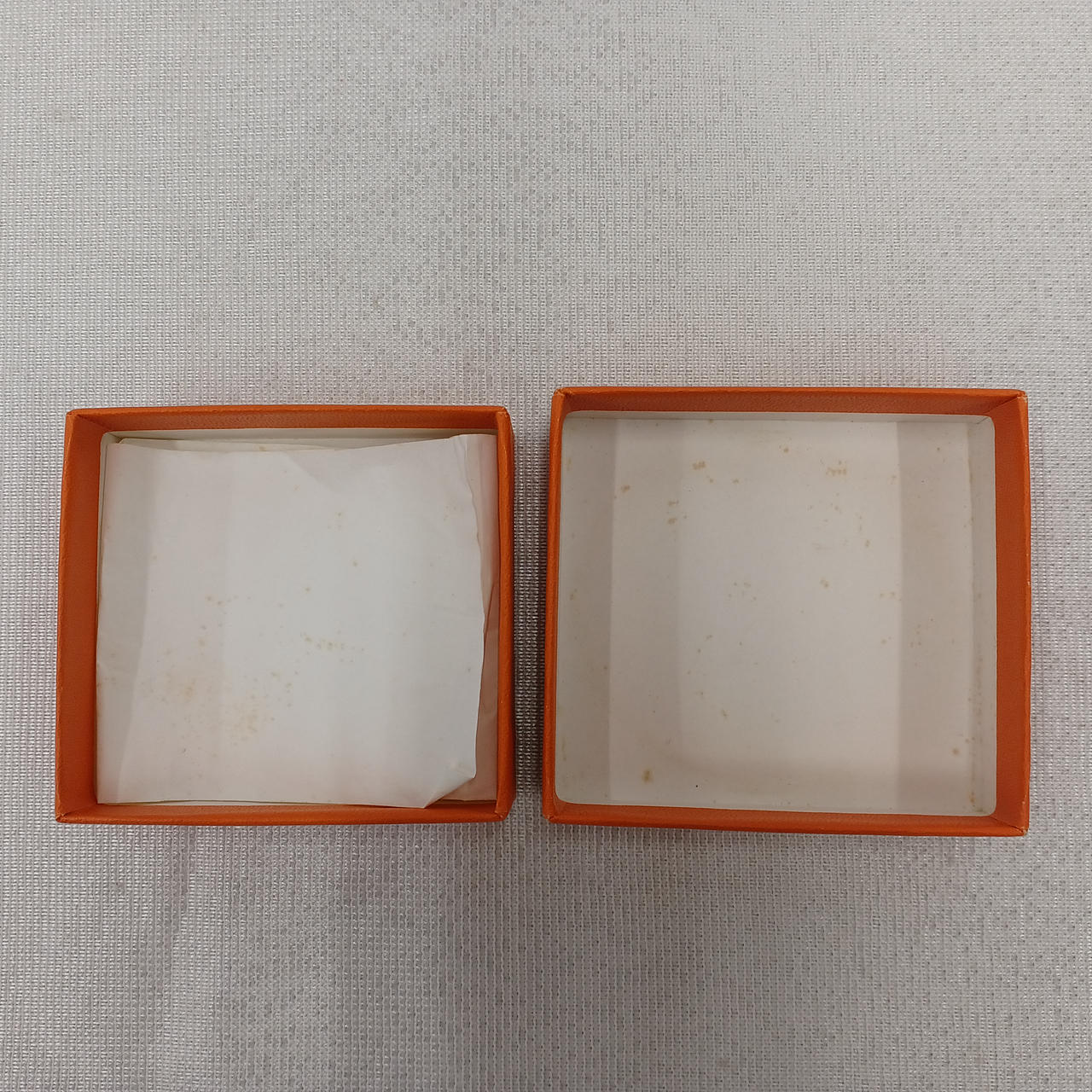 箱の内側汚れあります。