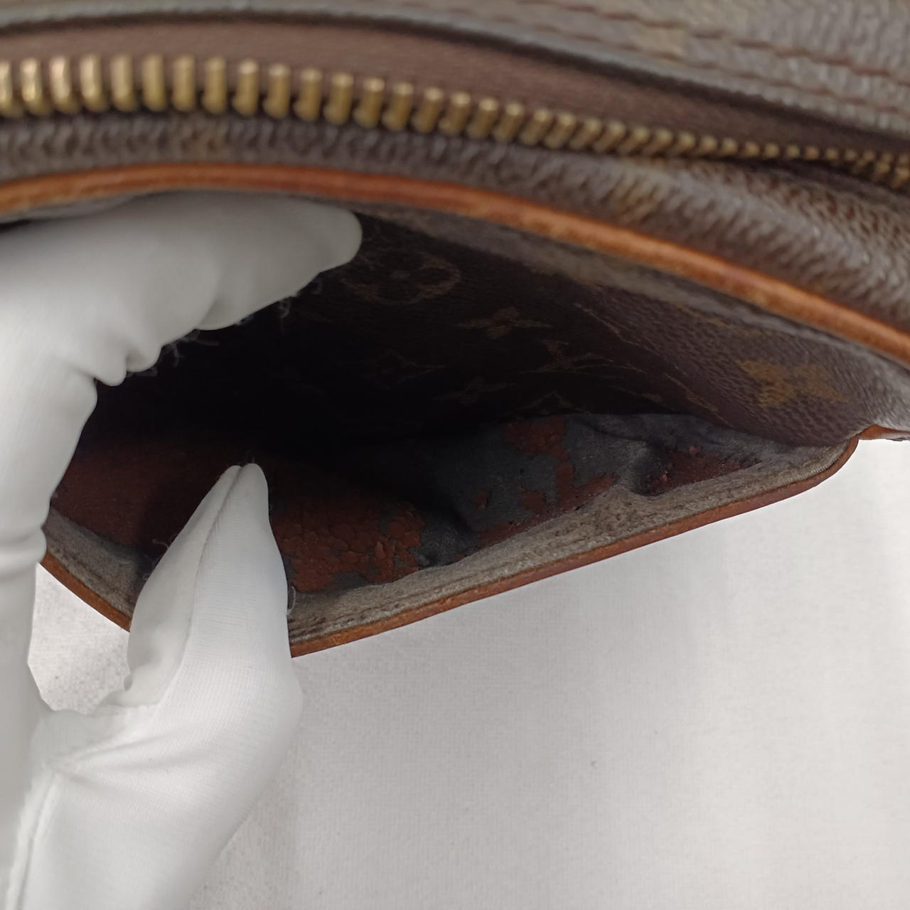 外側ポケット剥がれあります。