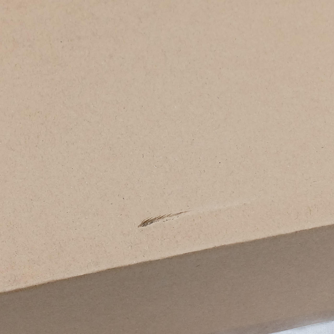 箱にキズあります