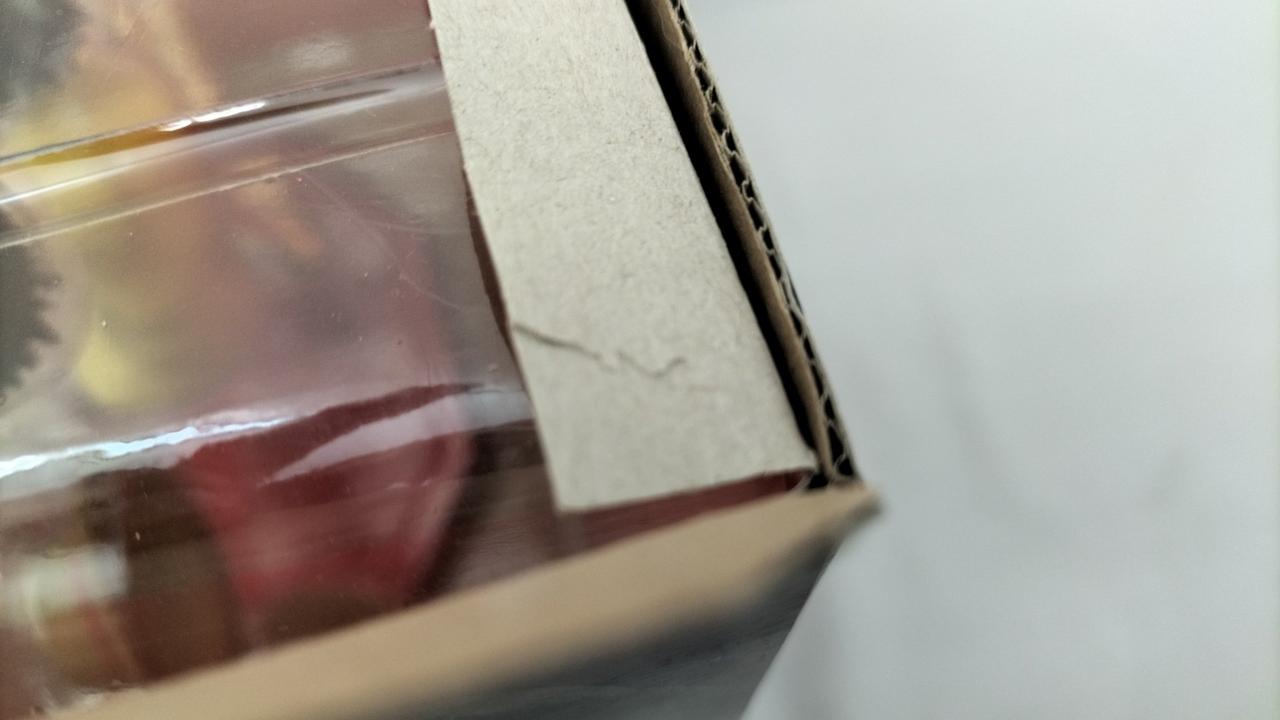 中の紙に破れあり