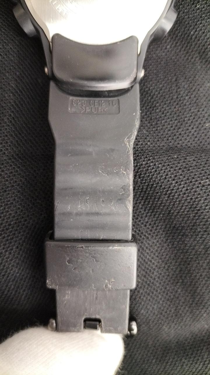 ベルトにイタミ使用感あり。