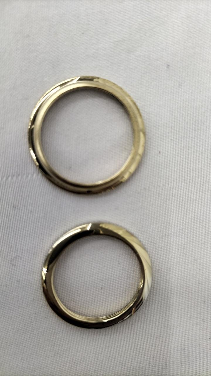 着せ替えベゼルにサビと変色あり