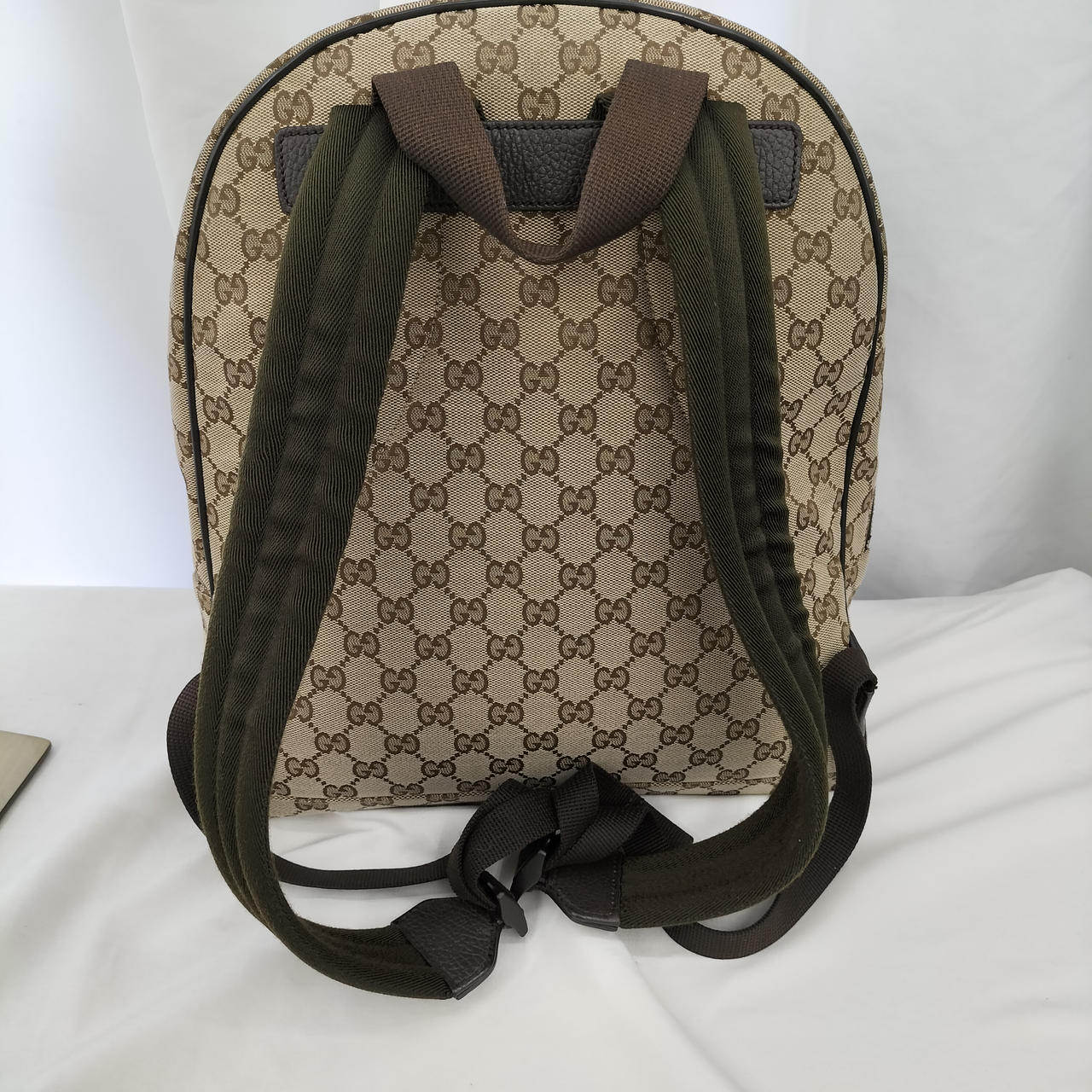 シミやヨゴレ、変色などあります。