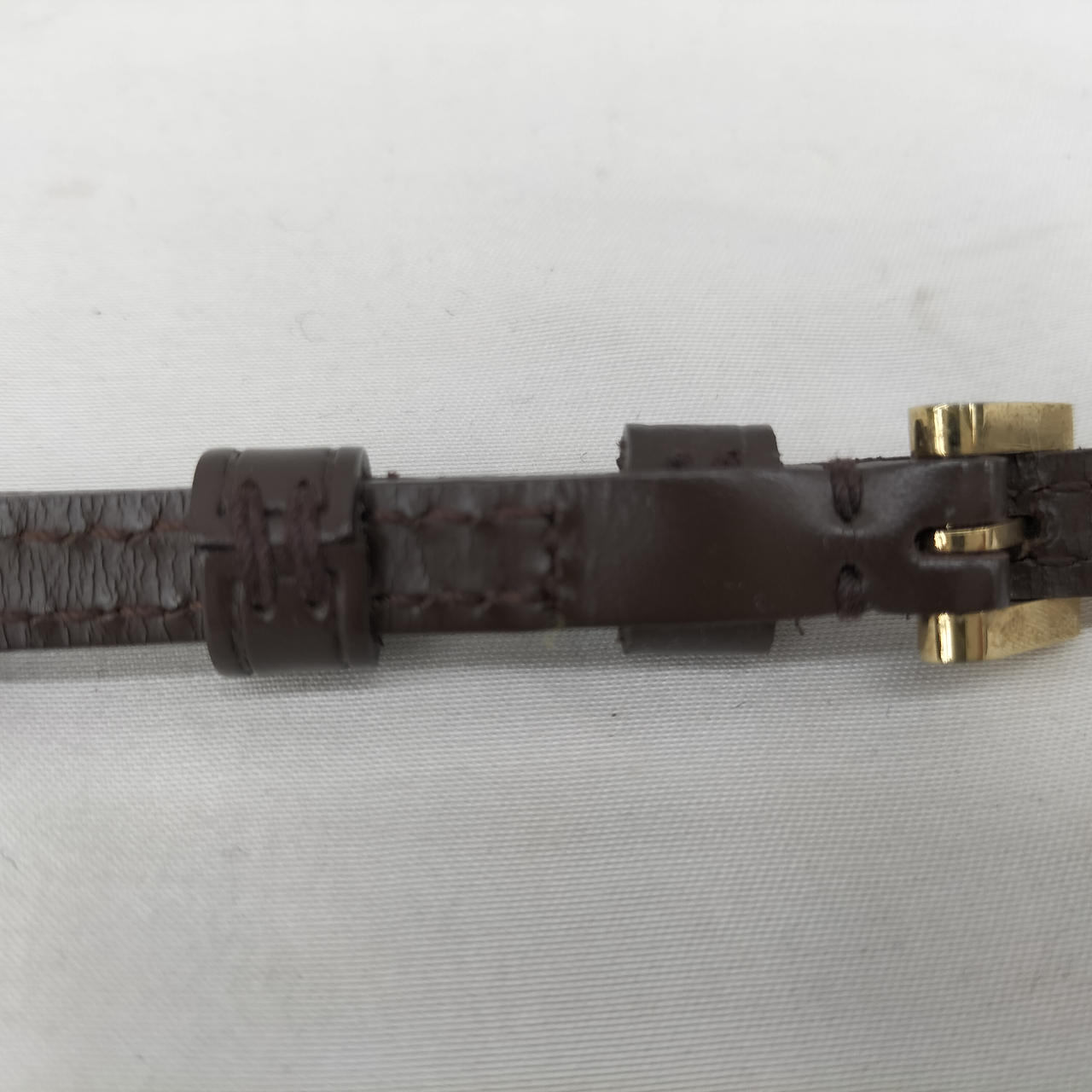 ストラップ裏面にヒビ割れ