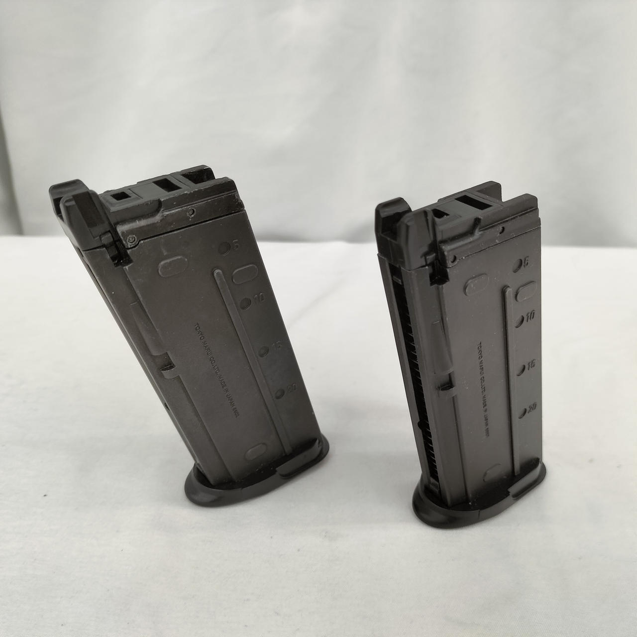 銃本体の中のマガジンと予備マガジンです。