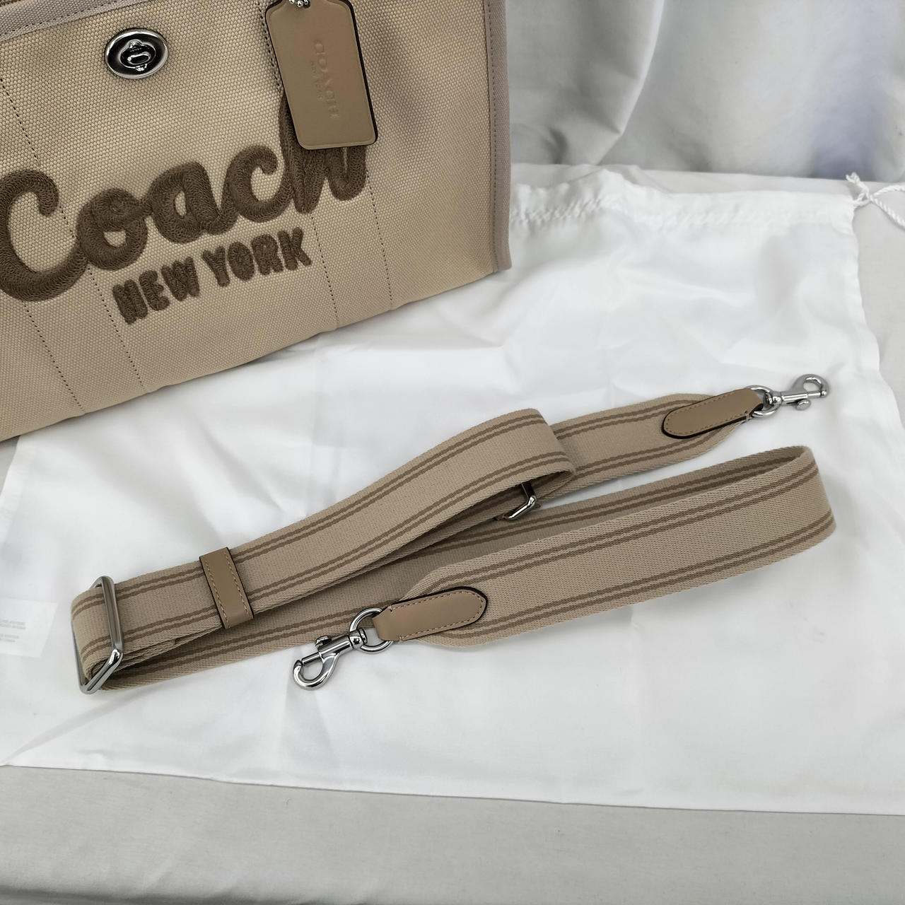 ストラップ取外し可能、収納袋付