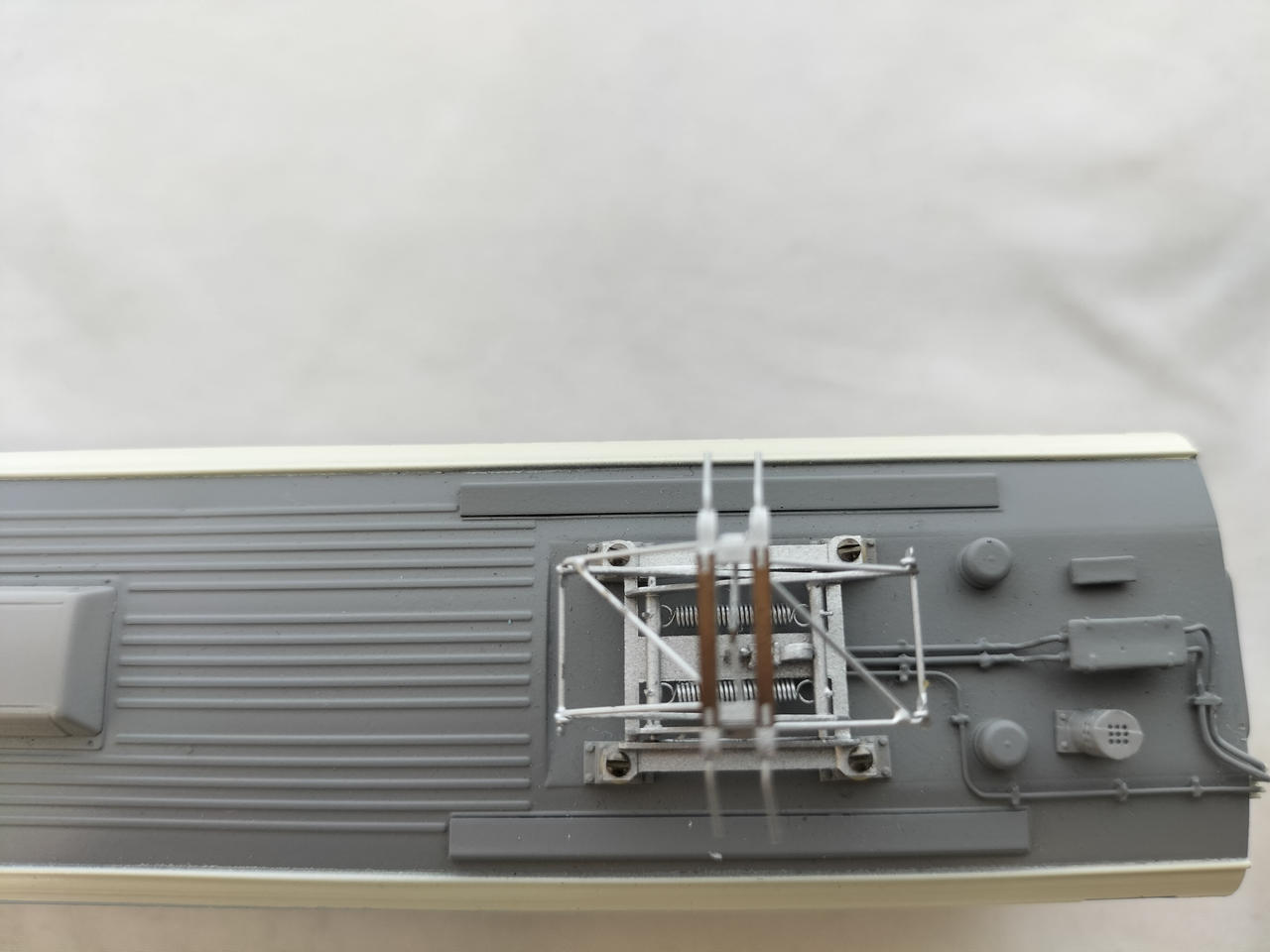 ６号車パンタグラフに歪みあり閉じません