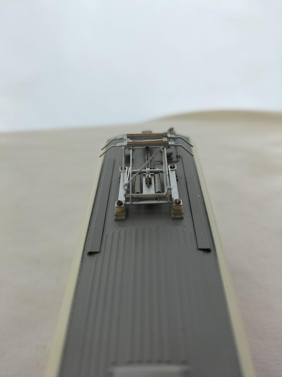 ６号車パンタグラフに歪みあり閉じません