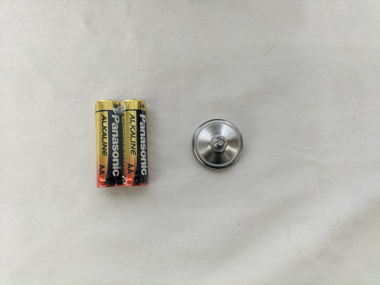 単3電池とマグネットクランプです