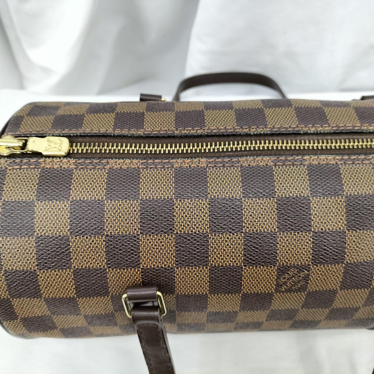 ファスナー付近少々の変色あり