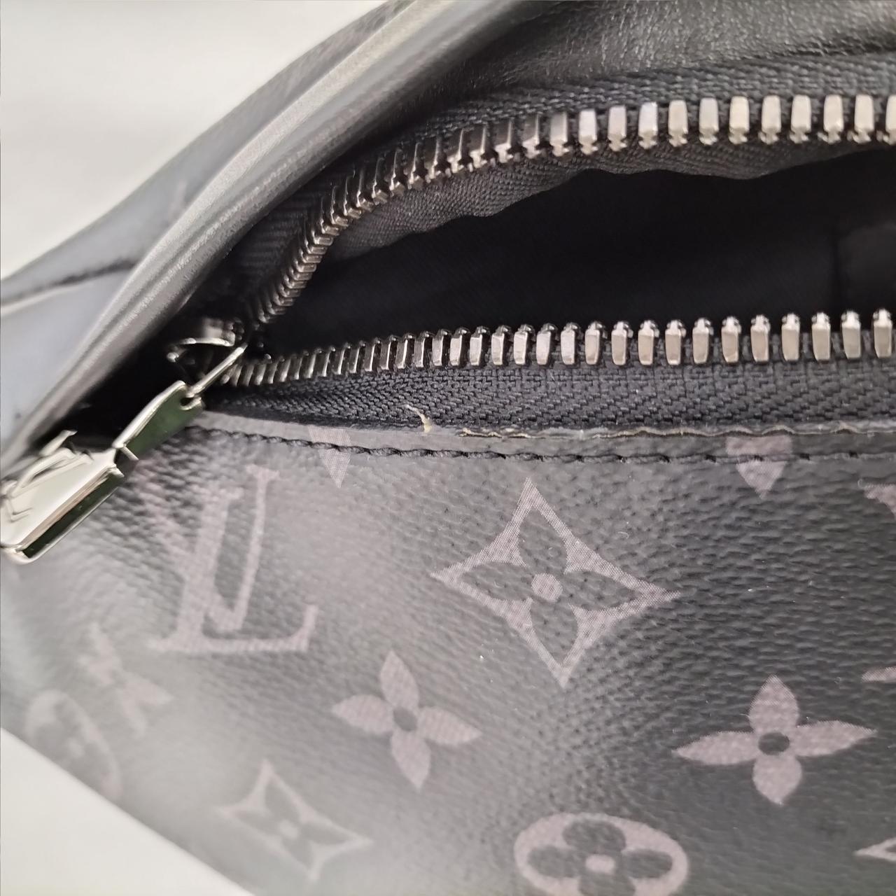 ファスナー付近の一部に少々のスレ