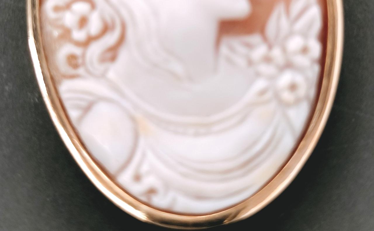 デコルテライン右側にオレンジポイントあり