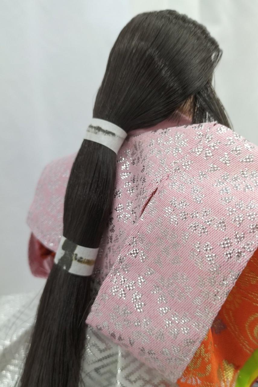 髪を束ねる紙に変色あり