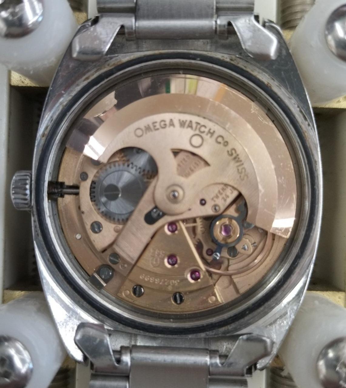 裏蓋と接するあたりにサビ