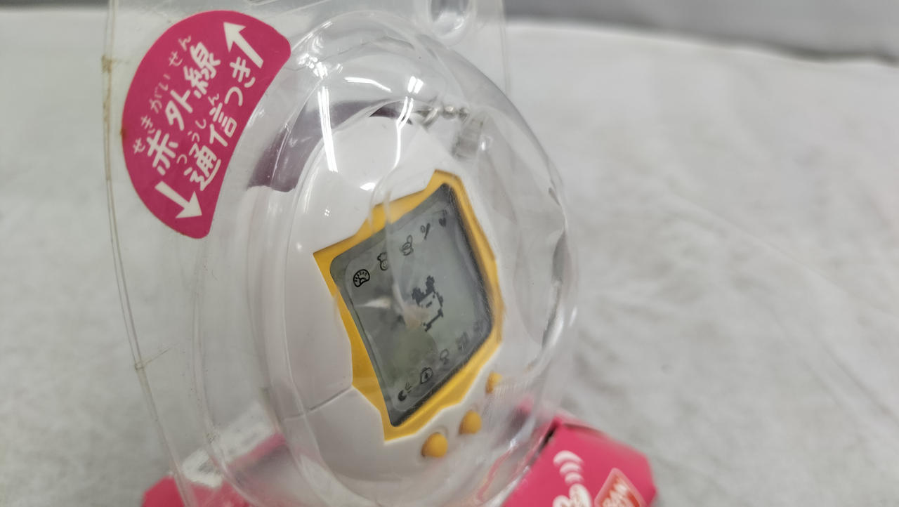 ★激レア★かえってきた！たまごっちプラス SEVENTEEN コラボ品 白モデル Amazon.co.jp: たまごっちプラス 白 : おもちゃ
