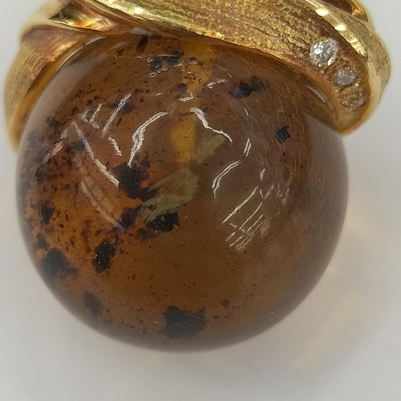 キズのような箇所あります。