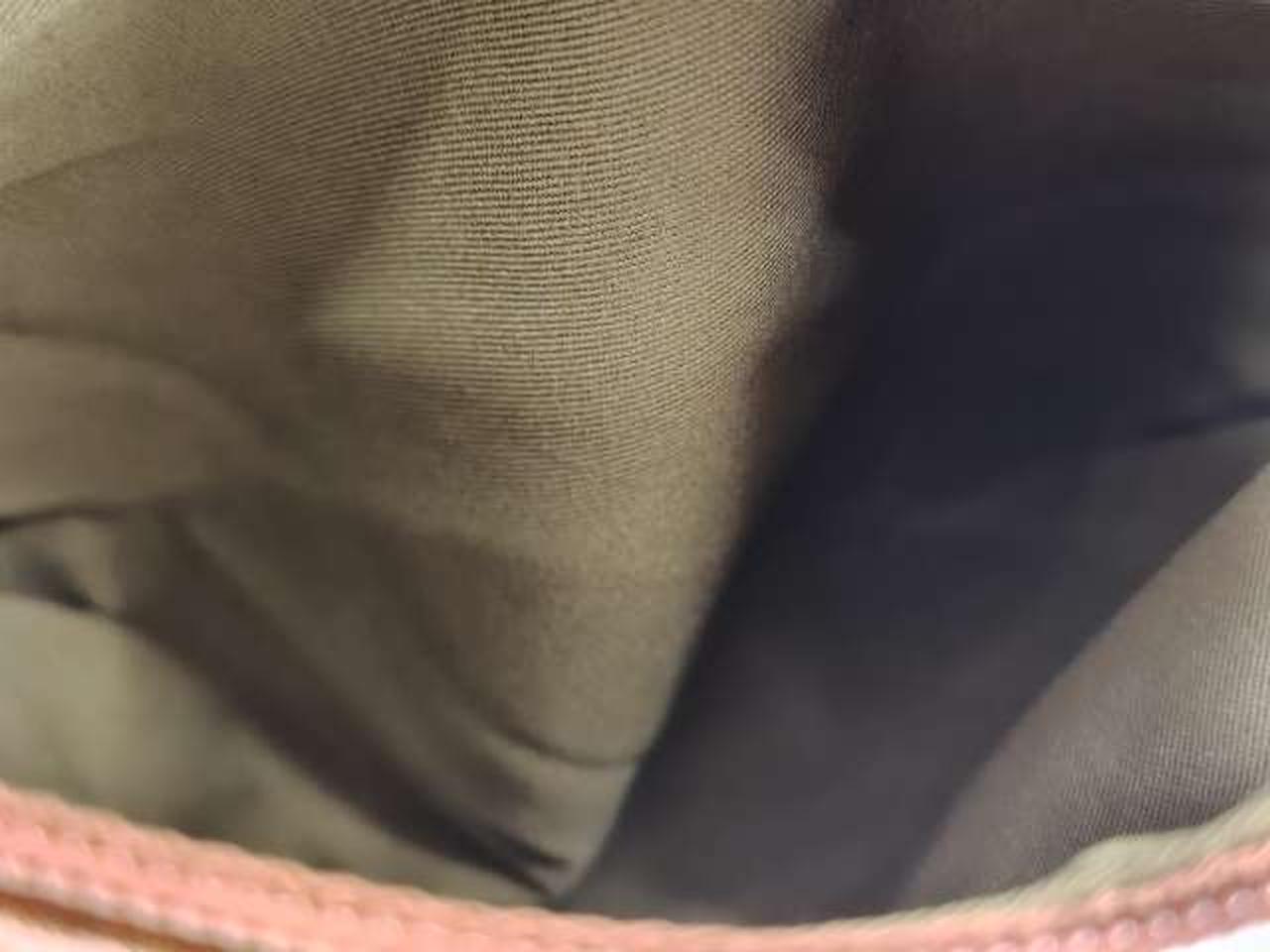 後ろ部分のﾌｧｽﾅｰﾎﾟｹｯﾄ